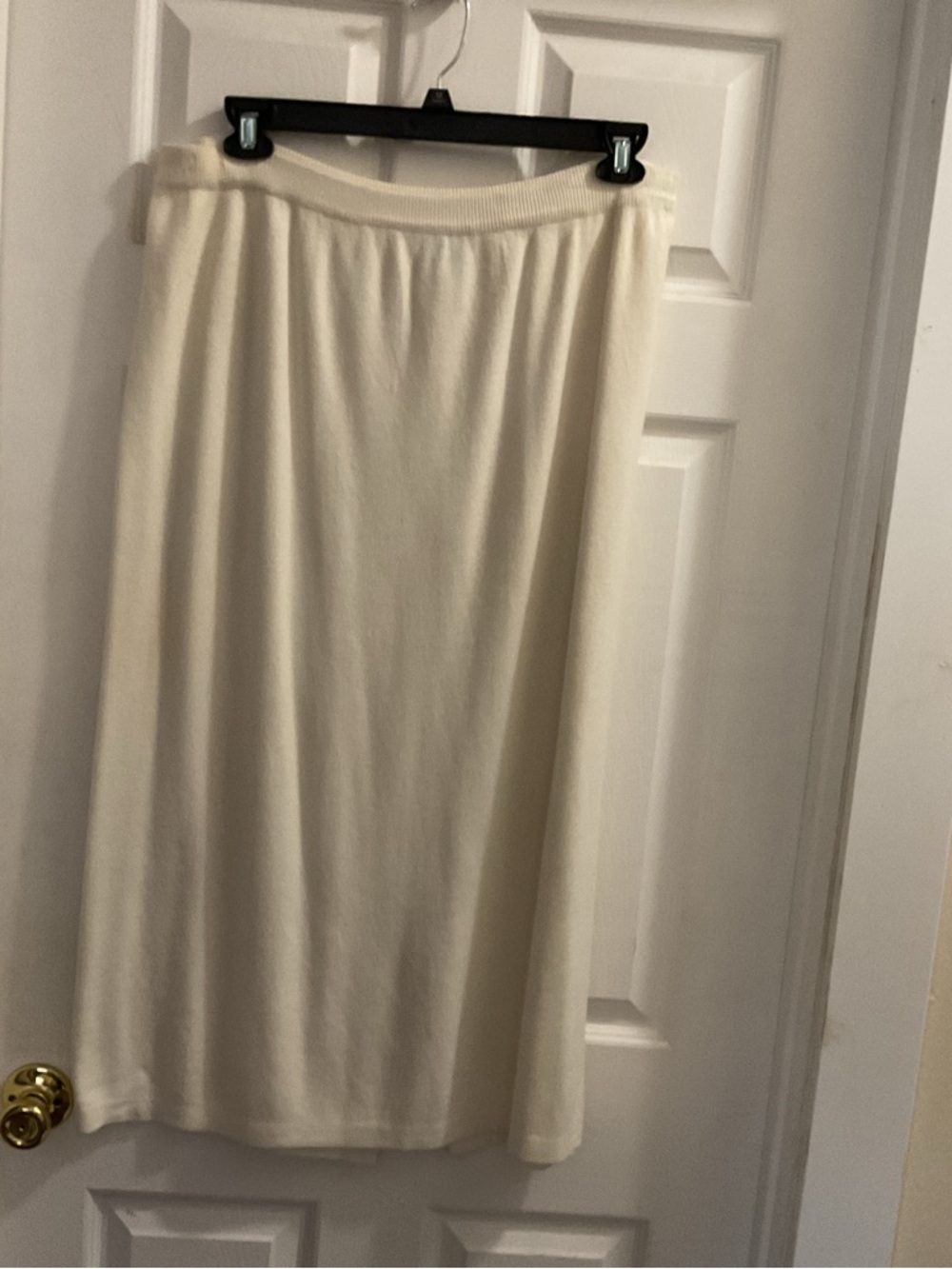 Dressbarn Cream knit Midi Skirt with Elastic Waist. Waist 18 in. Length 36 in.